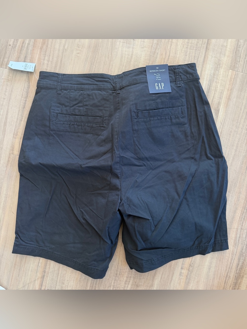 GAP women’s Bermuda Short - Picture 2 of 5